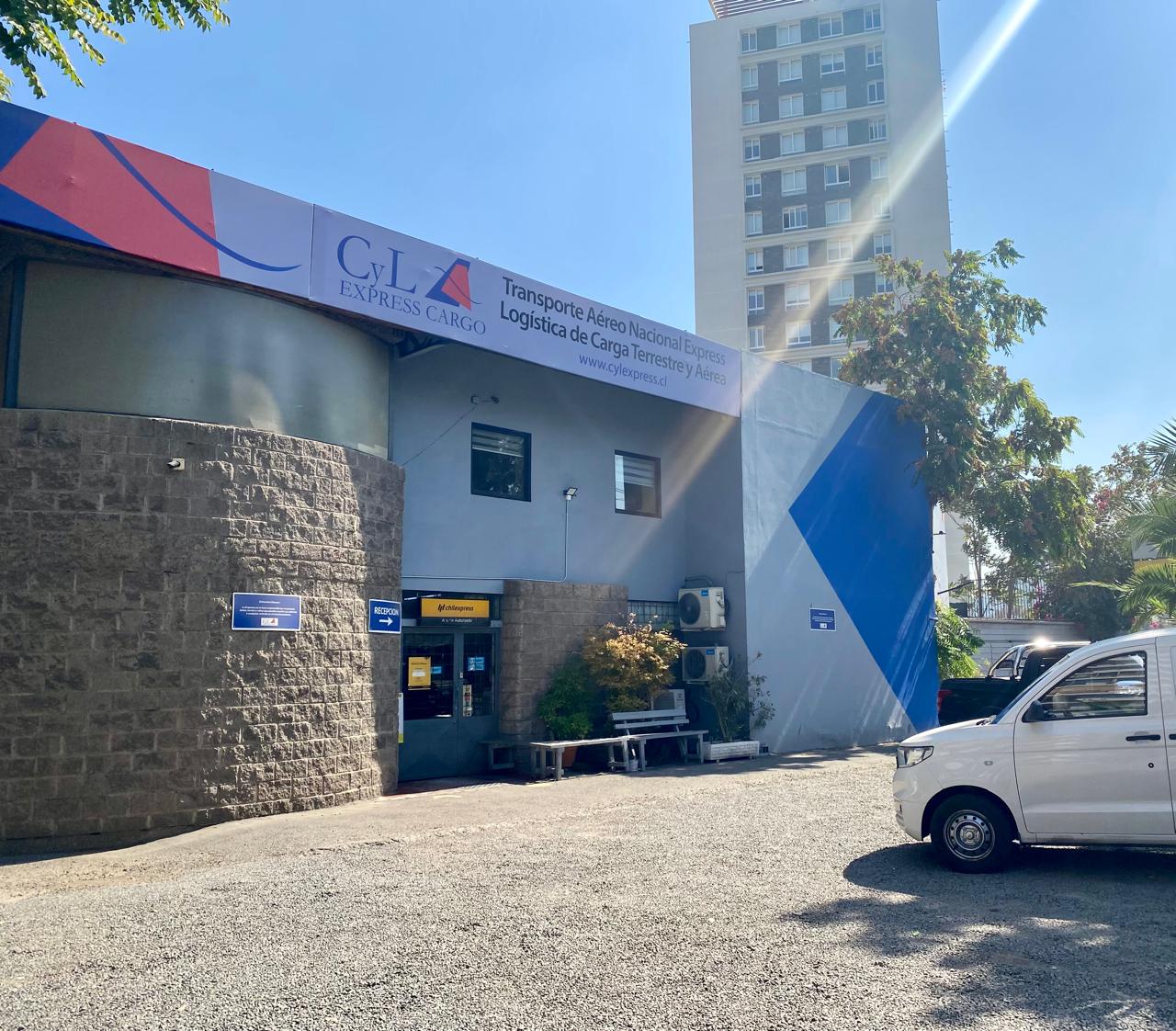 Exterior de C y L Express Cargo
